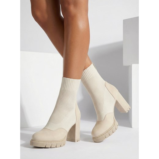 Royalfashion Kremowe damskie botki na wyższym obcasie Flexi Booties ze sklepu royalfashion.pl w kategorii Botki - zdjęcie 187698871