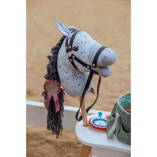 ASTRUP Koń &quot;Star&quot; w kolorze szarym na kiju - 3+ ze sklepu Limango Polska w kategorii Zabawki - zdjęcie 187739532
