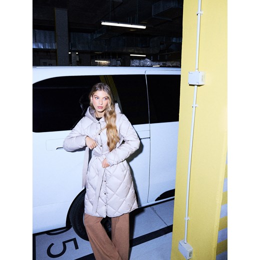 Mohito - Pikowany beżowy płaszcz - beżowy Mohito 36 Mohito