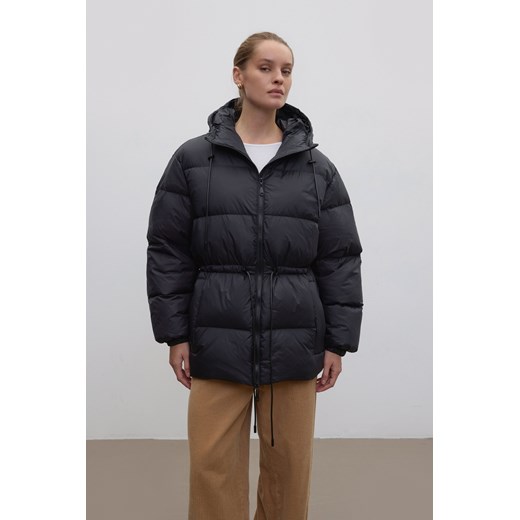 Estro: Czarna kurtka damska ze ściągaczem w pasie wypełniona puchem gęsim ze sklepu Estro w kategorii Kurtki damskie - zdjęcie 187801404