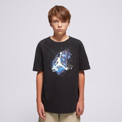 JORDAN T-SHIRT JDB SKY IS NOT THE LIMIT GLOW BOY ze sklepu Sizeer w kategorii T-shirty chłopięce - zdjęcie 187801412