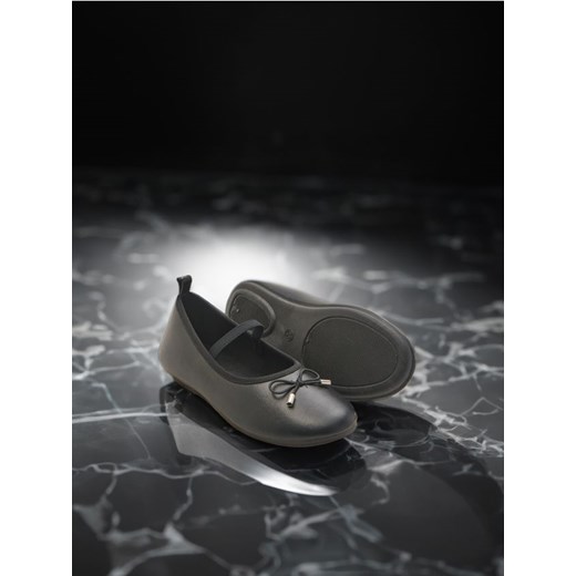 Sinsay - Balerinki wykonane z imitacji skóry - czarny Sinsay 27 Sinsay