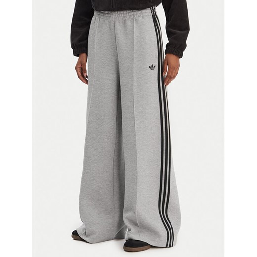 adidas Spodnie dresowe adicolor Spacer 3-Stripes JV7497 Zielony Wide Leg ze sklepu MODIVO w kategorii Spodnie damskie - zdjęcie 187828040