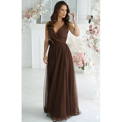 Efektowna długa sukienka z paskiem z różyczką brązowa ze sklepu intimiti.pl w kategorii Sukienki - zdjęcie 187866834