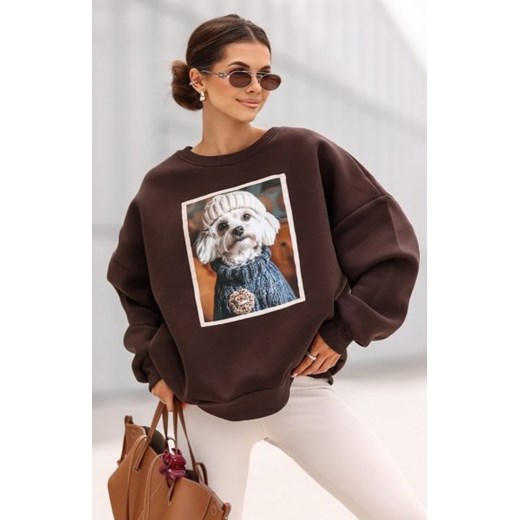 Oversizowa bluza damska z nadrukiem maltańczyka brązowa ze sklepu intimiti.pl w kategorii Bluzy damskie - zdjęcie 187871514