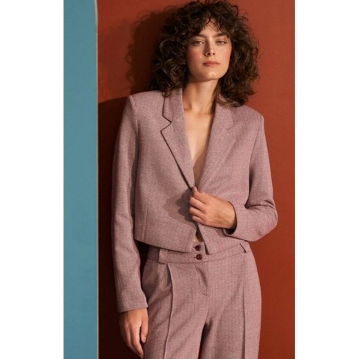 Nife Z52 krótki żakiet w jodełkę bordową ze sklepu intimiti.pl w kategorii Marynarki damskie - zdjęcie 187881553