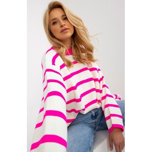 Oversizowy sweter w paski różowy ze sklepu intimiti.pl w kategorii Swetry damskie - zdjęcie 187882441