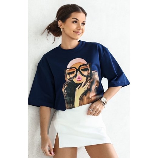 Oversizowy t-shirt damski Zamknięte oczy granatowy ze sklepu intimiti.pl w kategorii Bluzki damskie - zdjęcie 187905953