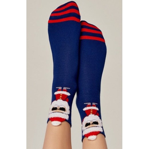 Skarpety z puszystą nicią i wzorem "Mikołaj" ze sklepu intimiti.pl w kategorii Skarpetki damskie - zdjęcie 187907450