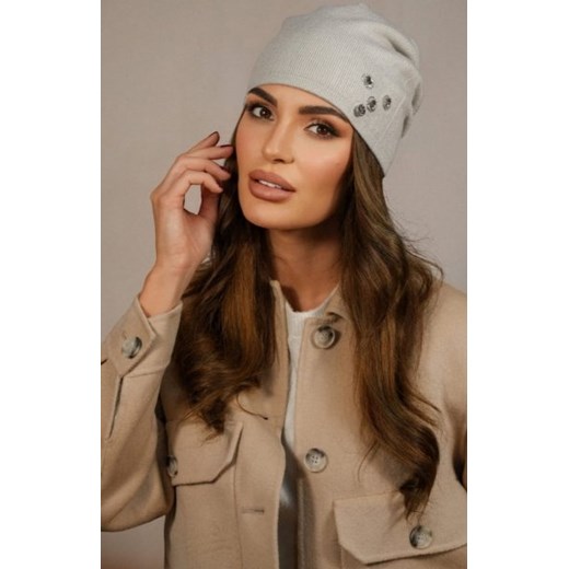 Kamea Marcus czapka z ozdobą z cyrkonii beżowa ze sklepu intimiti.pl w kategorii Czapki zimowe damskie - zdjęcie 187907784