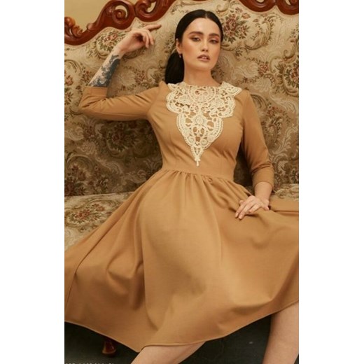 Karmelowa sukienka midi z koronką ze sklepu intimiti.pl w kategorii Sukienki - zdjęcie 187908343
