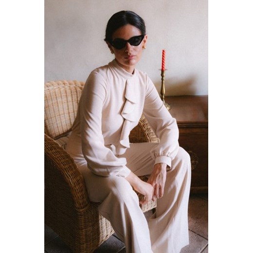 Stylove S420 kombinezon z żabotem beżowy ze sklepu intimiti.pl w kategorii Kombinezony damskie - zdjęcie 187909094