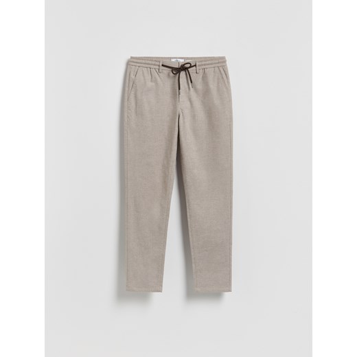 Reserved - Spodnie carrot z wiązaniem - beżowy ze sklepu Reserved w kategorii Spodnie męskie - zdjęcie 187919752