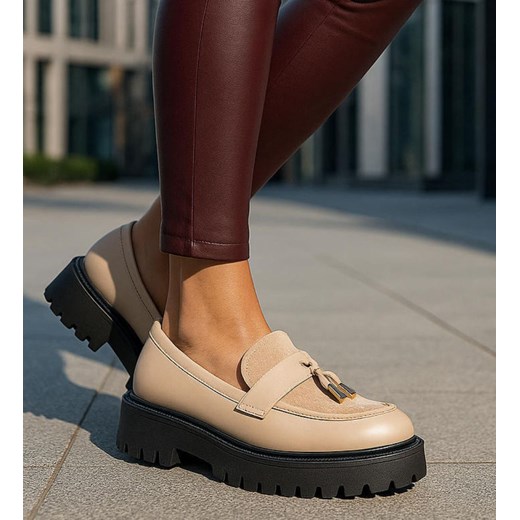 Beżowe półbuty mokasyny z przywieszką /i4-3 18623 W147/ ze sklepu Pantofelek24.pl w kategorii Półbuty damskie - zdjęcie 187927122