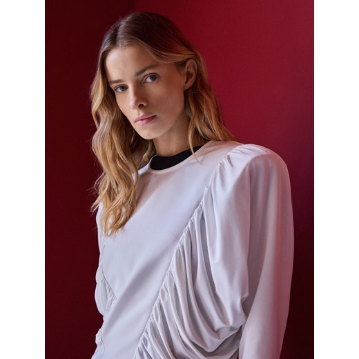 Reserved - Bluzka z poduszkami na ramionach - biały ze sklepu Reserved w kategorii Bluzki damskie - zdjęcie 187927800