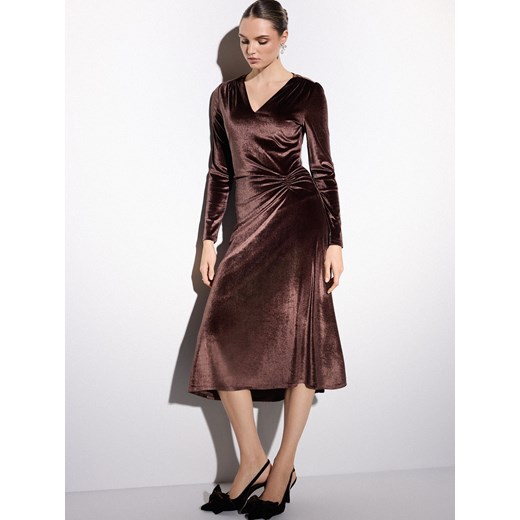 Mohito - Welurowa sukienka midi - ciemnobrązowy Mohito XXS Mohito