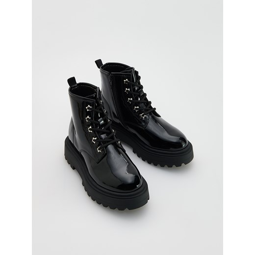 Reserved - Lakierowane botki za kostkę - czarny ze sklepu Reserved w kategorii Buty zimowe dziecięce - zdjęcie 187932841