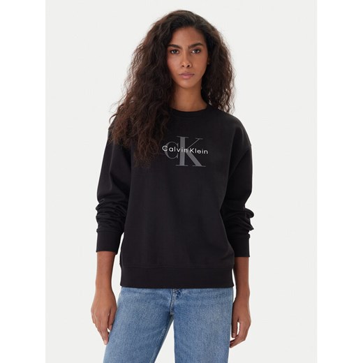 Calvin Klein Jeans Bluza Monologo LV047B234G Czarny Regular Fit ze sklepu MODIVO w kategorii Bluzy damskie - zdjęcie 187934070