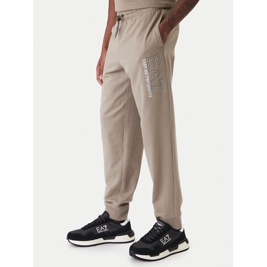 EA7 Emporio Armani Spodnie dresowe 7M001316 AF13512 U6167 Beżowy Regular Fit ze sklepu MODIVO w kategorii Spodnie męskie - zdjęcie 187934074
