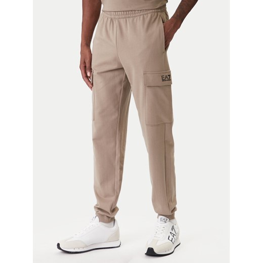 EA7 Emporio Armani Spodnie dresowe 8NPP67 PJVRZ U6167 Beżowy Regular Fit ze sklepu MODIVO w kategorii Spodnie męskie - zdjęcie 187934081