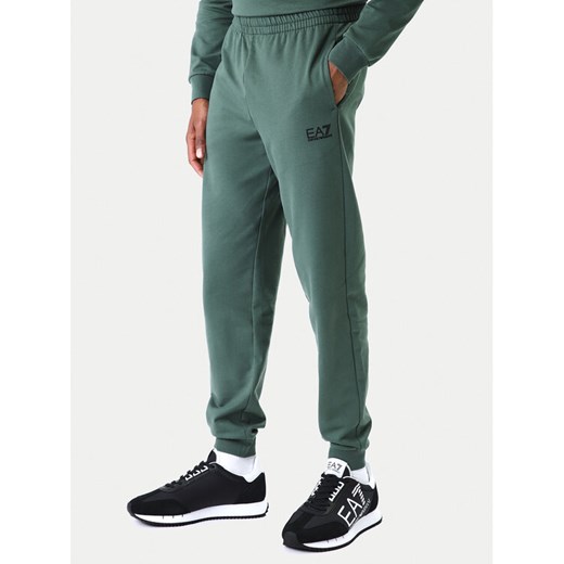 EA7 Emporio Armani Spodnie dresowe 8NPP66 PJVRZ U7260 Zielony Regular Fit ze sklepu MODIVO w kategorii Spodnie męskie - zdjęcie 187934130