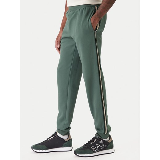 EA7 Emporio Armani Spodnie dresowe 7M001482 AF12660 U7260 Zielony Regular Fit ze sklepu MODIVO w kategorii Spodnie męskie - zdjęcie 187934170