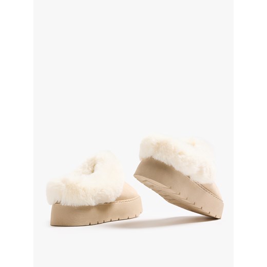 Mohito - Skórzane mule z futerkiem - kremowy ze sklepu Mohito w kategorii Kapcie damskie - zdjęcie 187935112