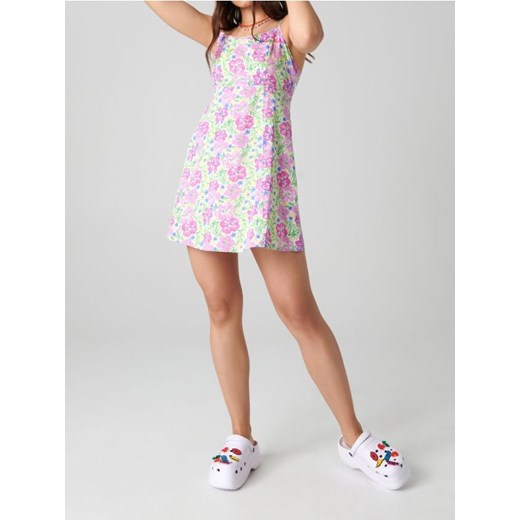 Sinsay - Rozkloszowana sukienka mini na ramiączkach z wycięciem na plecach i kwiatowym wzorem - wielobarwny ze sklepu Sinsay w kategorii Sukienki - zdjęcie 187935820