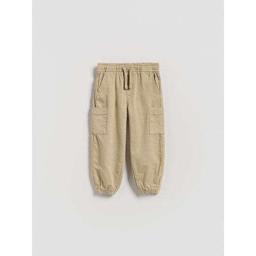 Reserved - Wysokoelastyczne joggery cargo - beżowy ze sklepu Reserved w kategorii Spodnie chłopięce - zdjęcie 187947714