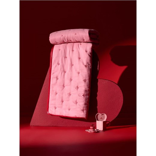 Sinsay - Narzuta na łóżko w serca - różowy ze sklepu Sinsay w kategorii Narzuty i kapy - zdjęcie 187950531