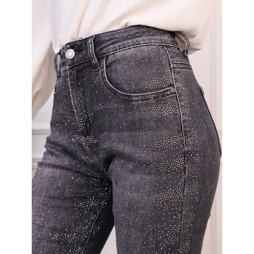 SPODNIE JEANSOWE MOM FIT ZDOBIONE CYRKONIAMI- SZARE ze sklepu olika.com.pl w kategorii Jeansy damskie - zdjęcie 187951514