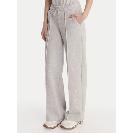 Guess Spodnie dresowe V6RB17 K9V31 Szary Regular Fit ze sklepu MODIVO w kategorii Spodnie damskie - zdjęcie 187962662