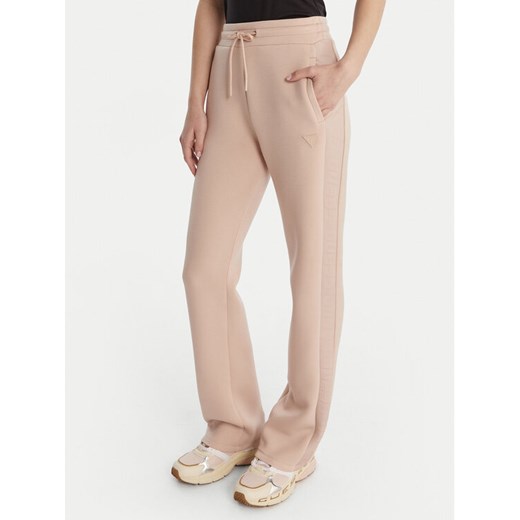 Guess Spodnie dresowe V3RB21 K7UW2 Beżowy Regular Fit ze sklepu MODIVO w kategorii Spodnie damskie - zdjęcie 187964460
