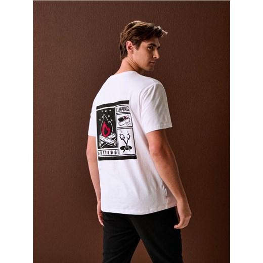 Sinsay - Bawełniana koszulka z nadrukiem na plecach - biały ze sklepu Sinsay w kategorii T-shirty męskie - zdjęcie 187966160