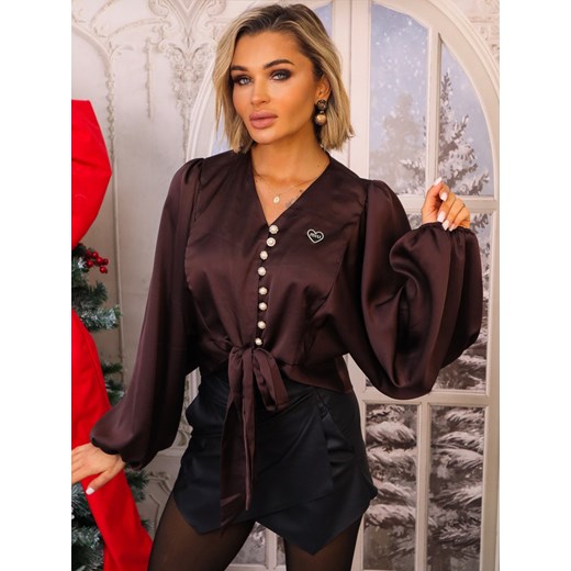 KOSZULA OVERSIZE ZAPINANA NA GUZIKI+ BROSZKA- CZEKOLADOWA ze sklepu olika.com.pl w kategorii Bluzki damskie - zdjęcie 187973501