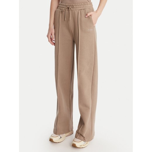 Guess Spodnie dresowe V6RB17 K9V31 Beżowy Regular Fit ze sklepu MODIVO w kategorii Spodnie damskie - zdjęcie 187976181