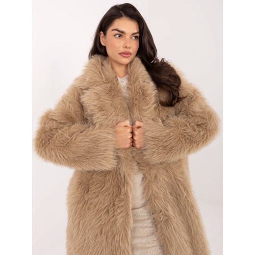 Długi płaszcz damski ze sztucznego futra Goodlookin ciemny beżowy (G230132) ze sklepu goodlookin.pl w kategorii Futra damskie - zdjęcie 187977114