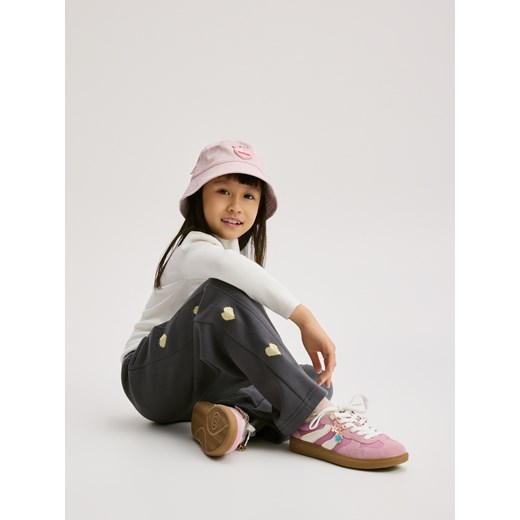 Reserved - Spodnie dresowe z brelokiem - ciemnoszary ze sklepu Reserved w kategorii Spodnie chłopięce - zdjęcie 187980003