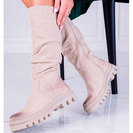 Beżowe zimowe zamszowe kozaki damskie na traperze Potocki 12142 ze sklepu suzana.pl w kategorii Kozaki damskie - zdjęcie 187990610