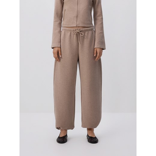 Reserved - Spodnie z dodatkiem wiskozy - brązowy ze sklepu Reserved w kategorii Spodnie damskie - zdjęcie 187993353