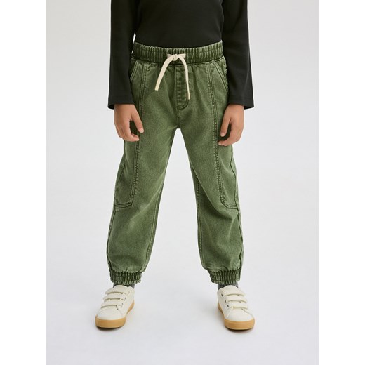 Reserved - Elastyczne jeansy jogger - zielony ze sklepu Reserved w kategorii Spodnie chłopięce - zdjęcie 188008743