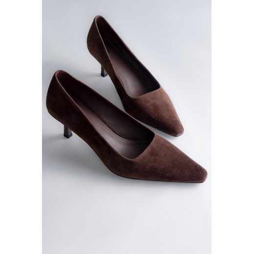 Estro: Ciemnobrązowe buty damskie na obcasie w szpic z miękkiego weluru naturalnego ze sklepu Estro w kategorii Czółenka - zdjęcie 188016303
