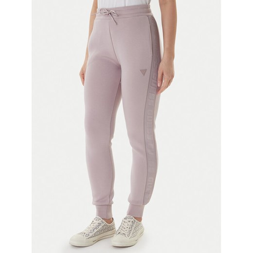 Guess Spodnie dresowe Allie Scuba V2YB18 K7UW2 Fioletowy Regular Fit ze sklepu MODIVO w kategorii Spodnie damskie - zdjęcie 188040883