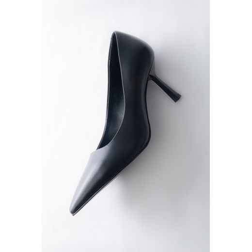 Estro: Czarne buty damskie na obcasie w szpic ze skóry naturalnej ze sklepu Estro w kategorii Czółenka - zdjęcie 188042693