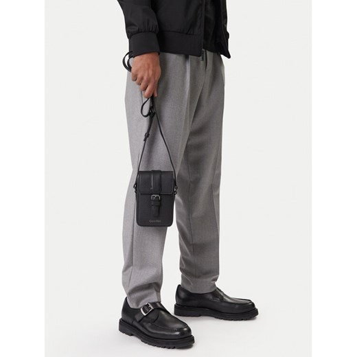 Saszetka Calvin Klein Leather Slim Flap Reporter LV04D3323G Czarny ze sklepu eobuwie.pl w kategorii Saszetki - zdjęcie 188061834