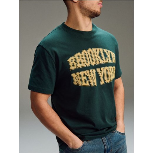 Sinsay - Bawełniana koszulka z napisem - zielony ze sklepu Sinsay w kategorii T-shirty męskie - zdjęcie 188063992