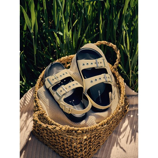 Reserved - Sandały z imitacji skóry - złamana biel ze sklepu Reserved w kategorii Sandały dziecięce - zdjęcie 188091042