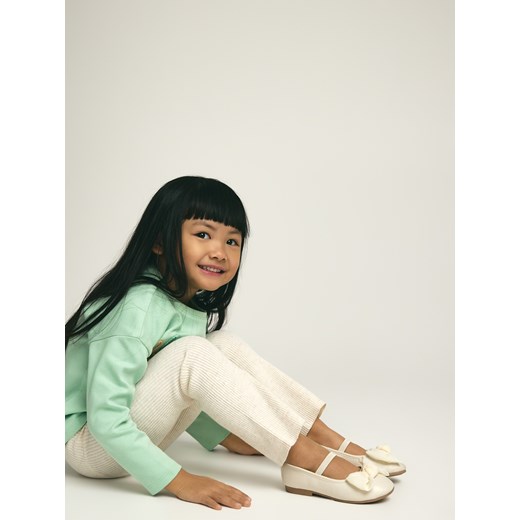 Reserved - Dzianinowe spodnie flare - kremowy ze sklepu Reserved w kategorii Bluzy dziewczęce - zdjęcie 188093844