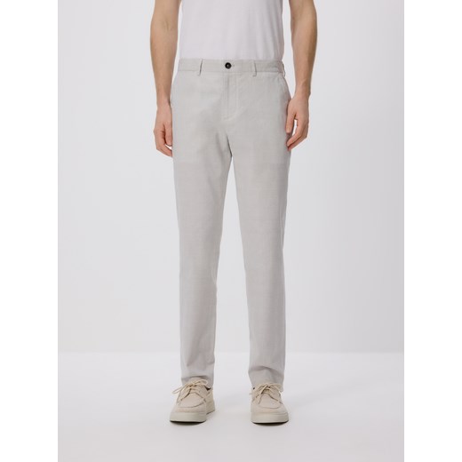 Reserved - Spodnie chino slim z lnem - jasnoszary ze sklepu Reserved w kategorii Spodnie męskie - zdjęcie 188093853