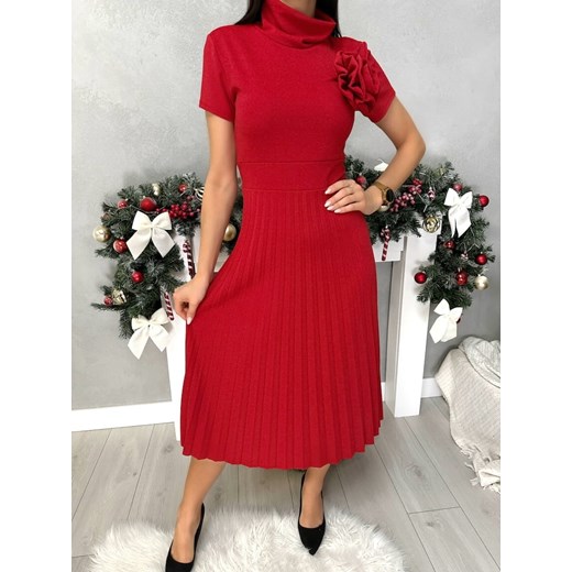 Czerwona Połyskująca Sukienka z Ozdobną Broszką Modnakiecka.pl 46 ModnaKiecka.pl